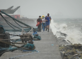 बंगलादेशको आँधीमा हराइरहेका आठ जनाको शव फेला