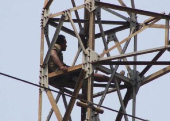 ११ घण्टापछि ओर्लिए हाइटेन्सन लाइनको पोलमा चढेका युवक