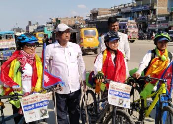 महिला पत्रकारको महाकालि–मेचि साईकल यात्रीलाई सिरहामा सम्मान