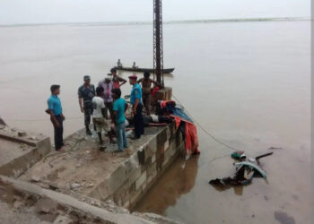 सप्तकोशीमा ट्रक खस्यो, ट्रकमा रहेका ३ जनाकाे उद्धार