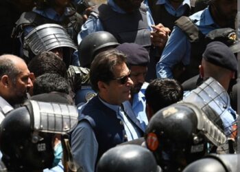 पाकिस्तानका पूर्वप्रधानमन्त्री इमरान खान पक्राउ