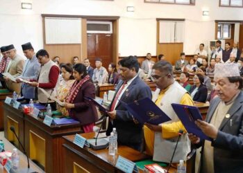 संसदीय समितिका सभापतिले लिए शपथ
