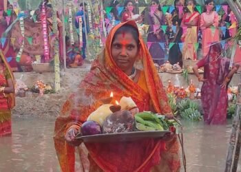 अस्थाउँदै गरेको सूर्यलाई अर्घ दिदै उल्लासपूर्वक मनाइयो