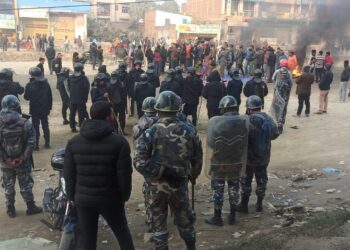 गुण्डा शैलिमा घरभत्काएको भन्दै मिर्चैयामा चक्काजाम