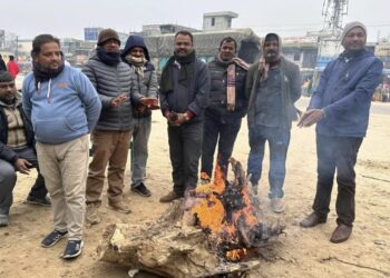 गाेलबजार नगरपालिकाले दाउरा वितरण गर्दै