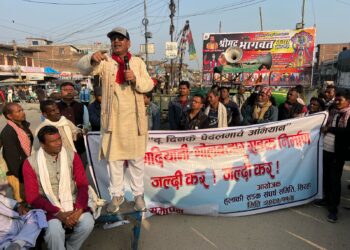 गोलबजार–लगडीगदियानी सडक निर्माणमा ठेकेदारले लापर्वाही गरेको भन्दै स्थानीय आक्रोशित