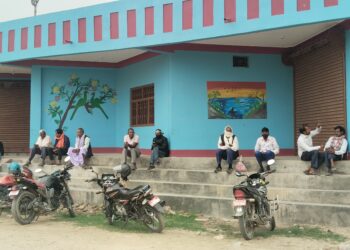 SEE परिक्षामा ग्रेडिङ्ग गर्दा पनि विद्यार्थी प्रति अभिभावक्त्व मोह पुरानै देखिन्छन् । तस्विर : श्री ज.मा.बि.प्राबिधिक गाेलबजार ४ सिरहा ।