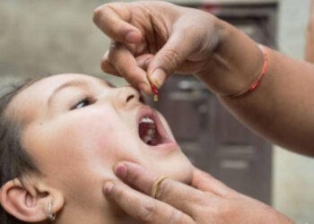 भोलि र पर्सि बालबालिकालाई भिटामिन ए खुवाइदै