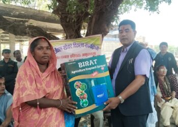 गोलबजारका किसानलाई अनुदानमा चार्जेवल स्प्रेयर