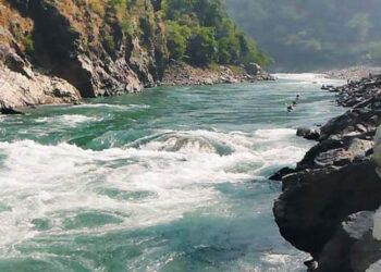 विद्यालय जाँदै गरेको विद्यार्थी लाई खोलाले बगायो