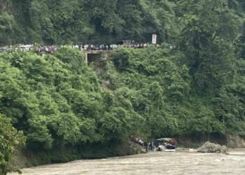 नेपालगन्जबाट काठमाडौँ आउँदै गरेको बस त्रिशूलीमा खस्यो