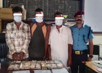 सिरहाबाट १४ लाखभन्दा बढी रकमसहित तीनजना पक्राउ