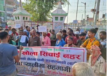 लहानका नगर प्रमुख महेश चौधरी  विरुद्ध बिरोध प्रदर्शन