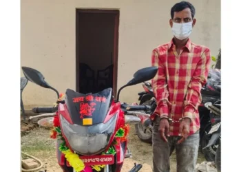 प्रहरीको घुमुवा भन्दै पैसा असुल्ने लागु औषधसहित पक्राउ