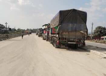 मारुति सिमेन्टको सडकमै पार्किङ: दुर्घटनाको जोखिम र कानूनी उल्लंघन