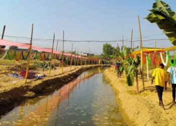 अस्ताउँदो सूर्यलाई अर्घ्य दिन पोखरी र खोला सिँगारिए