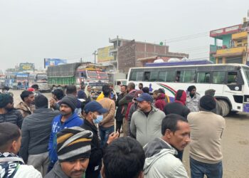 सिरहाको मिर्चैयास्थित मुख्य सडक मर्मत नहुँदा स्थानीय आन्दोलित
