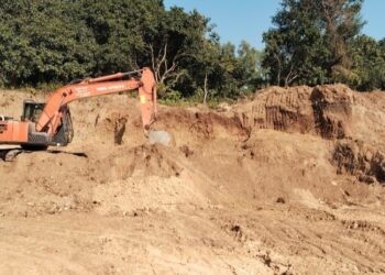 सिरहामा प्रहरी प्रशासनकै मिलेमत्तोमा अवैध ग्राभेल उत्खनन