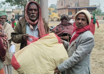गोलबजार नगरपलिकाले जाडोबाट प्रभावितलाई न्यानो कपडा बाँडदै