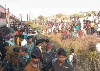 आगलागीको अफवाह पछि रेलवाट हामफाल्दा मुम्बइमा मृत्युकाे हुनेकाे संख्या १३ पुग्याे