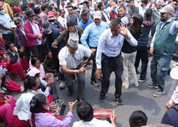 शिक्षकहरूले नयाँ वर्ष सडकमै मनाउँदै