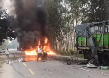 धनुषामा दुई वटा ट्रक एकापसमा ठोक्किँदा आगो लाग्यो
