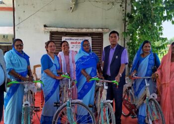 गोलबजारमा महिला स्वास्थ्य स्वयंसेविकालाई सामग्री वितरण