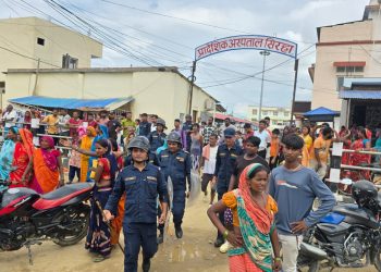 सिरहामा चिकित्सकको लापरबाहीले बालकको मृत्यु भएकाे भन्दै विरोध प्रदर्शन, अश्रुग्यास प्रहार