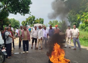 सिरहामा उखु किसानको प्रदर्शन, टायर बालेर १ घण्टा सडक अवरुद्ध