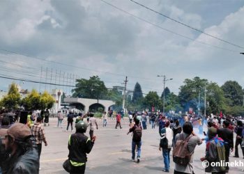 संसद भवन अगाडि पुगे जेनजी, प्रहरीले हान्यो अश्रुग्याँस