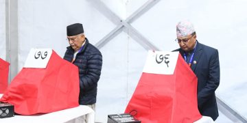 मतदान सुरु ओलीले ७७ र ईश्वरले ७६ नम्बरको विद्युतीय मतपेटिकामा खसाले मत