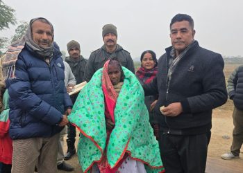 घर–घरमै पुगेर नगर प्रमुख श्याम श्रेष्ठ कम्बल बाँड्दै