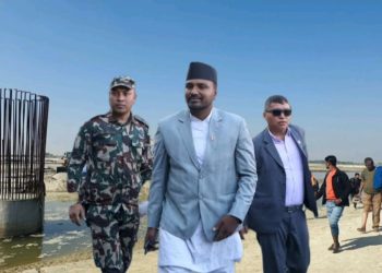निर्माणाधीन कमला पुल निरीक्षणमा मन्त्री गुप्ता
