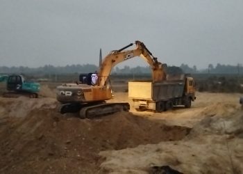 गोलबजार बाट अवैध उत्खनन् गरिरहेका स्काभेटर र टिफर प्रहरी नियन्त्रणमा