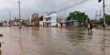 सिरहामा पानीको निकास नहुदा सामान्य वर्षामै जलमग्न सिरहा सदरमुकाम