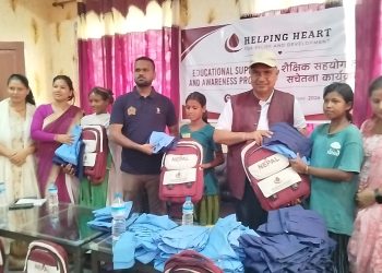 विद्यालय पोशाक र झोला पाएपछि कर्जन्हाका किशोरीहरु खुशी