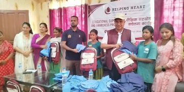 विद्यालय पोशाक र झोला पाएपछि कर्जन्हाका किशोरीहरु खुशी