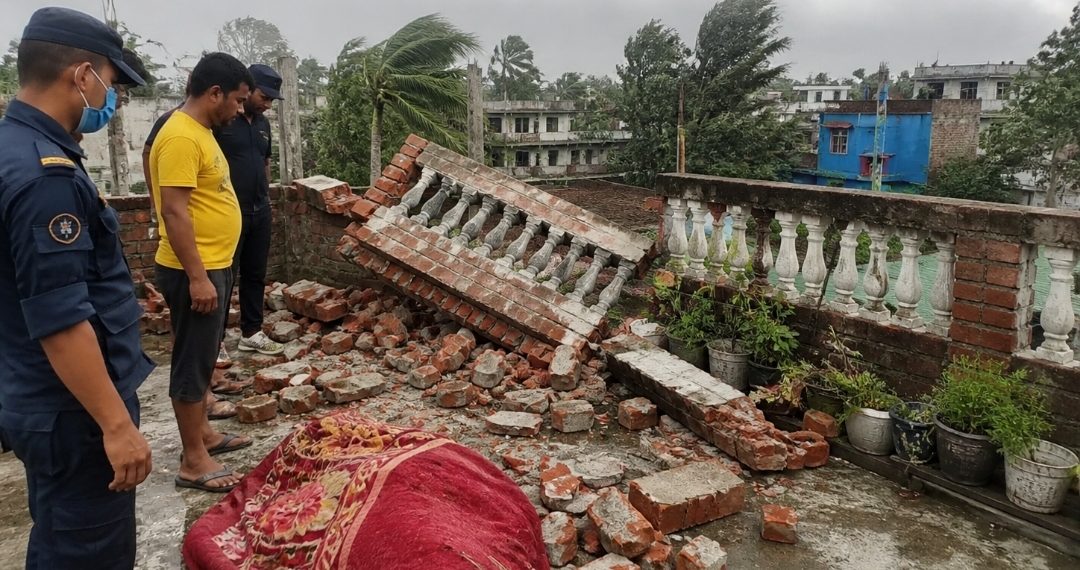 सिरहामा हावाहुरीका कारण घरको रेलिङ भत्किदा एक जनाकाे मृत्युु