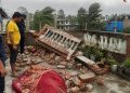 सिरहामा हावाहुरीका कारण घरको रेलिङ भत्किदा एक जनाकाे मृत्युु