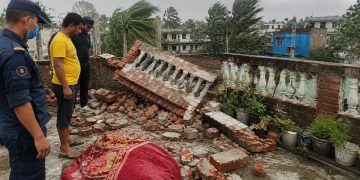 सिरहामा हावाहुरीका कारण घरको रेलिङ भत्किदा एक जनाकाे मृत्युु