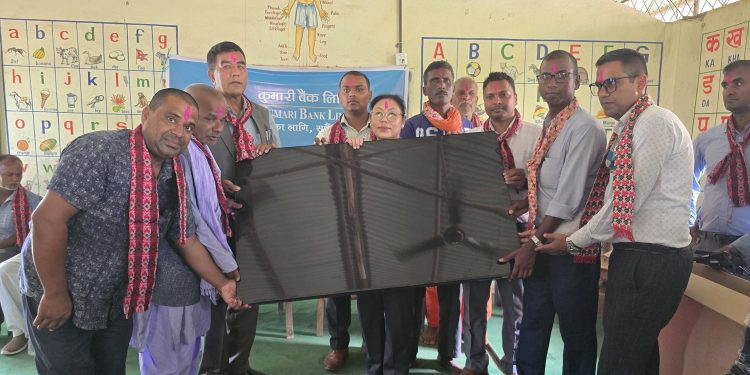 गोलबजारमा कुमारी बैंकद्वारा १२० विद्यार्थीलाई शैक्षिक सामग्री सहयोग