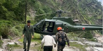 मेडिकल टिम बोकेर सेनाको हेलिकप्टर बाढी प्रभावित क्षेत्रतर्फ