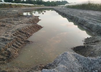 घुर्मी खोलामा रातारात अवैध उत्खनन, ठेक्का नलाग्दै नदीजन्य पदार्थको दोहन