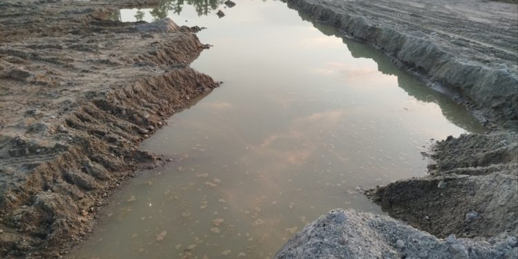 घुर्मी खोलामा रातारात अवैध उत्खनन, ठेक्का नलाग्दै नदीजन्य पदार्थको दोहन