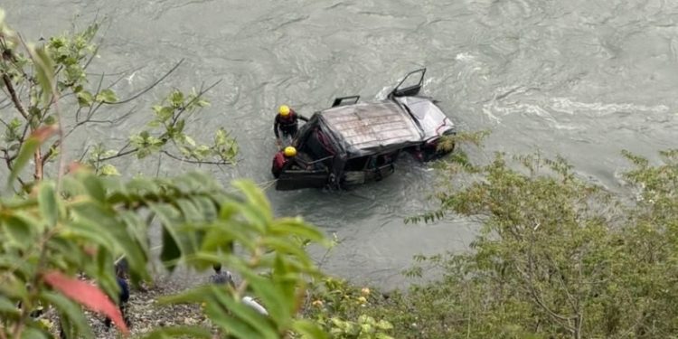 खोटाङ हिँडेको गाडी सुनकोसीमा खस्दा तीन जनाको मृत्यु